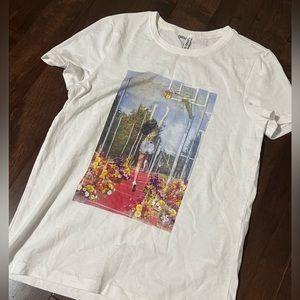 Graphic tee never used